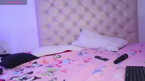 misskatiia online show from February 15, 12:22 pm