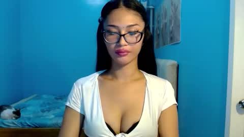 missminervaa online show from May 15, 6:04 pm