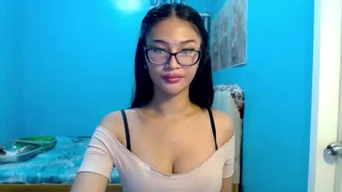 missminervaa online show from May 14, 5:44 pm