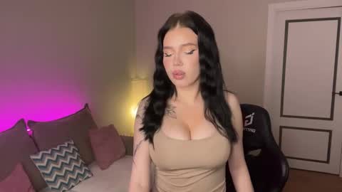 Mia online show from November 22, 8:29 pm