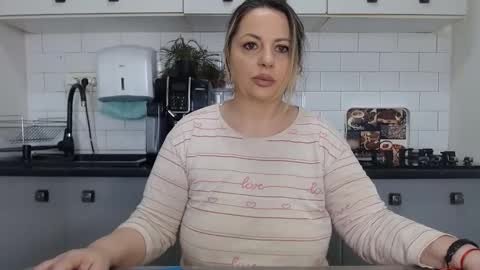 Snapshot of mojjo_erika chatting on March 9, 8:07 am erika online show from March 9, 8:07 am