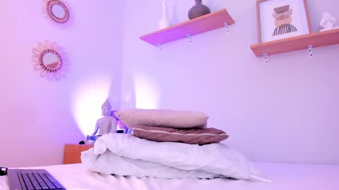 M o L l i E  online show from March 6, 3:24 pm