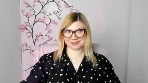 Molly online show from May 15, 4:25 pm