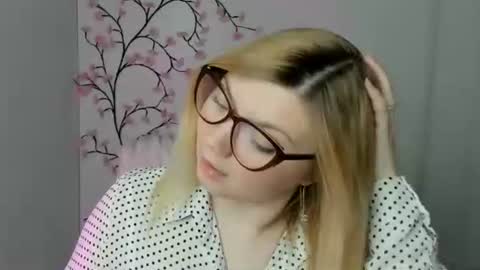 Molly online show from April 23, 11:40 am