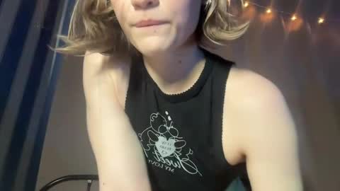 molly_poly online show from April 25, 1:35 pm