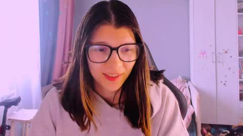  KIRA  online show from May 25, 4:18 am