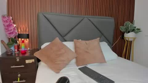 mollylove_ online show from June 23, 8:48 pm