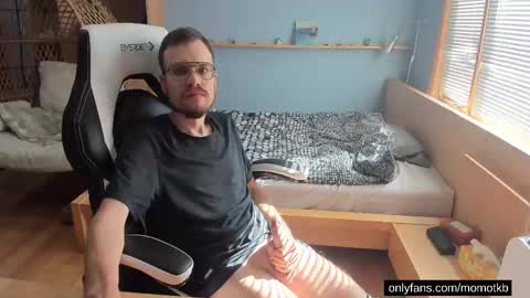 momotkb online show from September 22, 7:29 pm