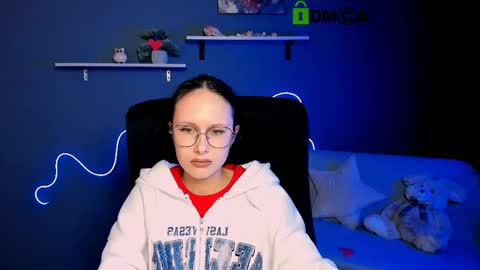 Mona  online show from March 5, 4:02 pm