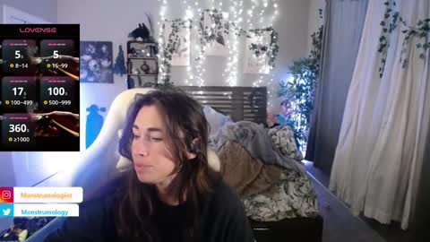 Snapshot of monstrumologist chatting on January 14, 12:43 am Lydia Mooney online show from January 14, 12:43 am