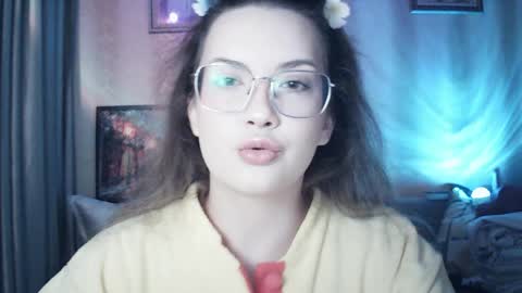 moodiemira online show from May 28, 7:01 pm