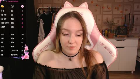 Snapshot of moonlish_siren chatting on December 6, 9:18 pm Katrin online show from December 6, 9:18 pm