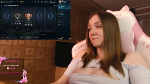 Snapshot of moonlish_siren chatting on October 22, 11:06 pm Katrin online show from October 22, 11:06 pm