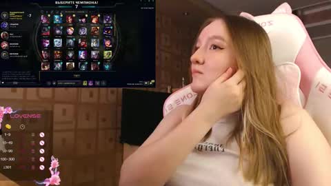 Snapshot of moonlish_siren chatting on October 19, 8:57 pm Katrin online show from October 19, 8:57 pm