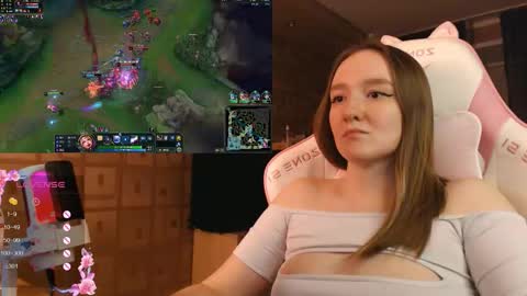 Snapshot of moonlish_siren chatting on October 20, 9:20 pm Katrin online show from October 20, 9:20 pm