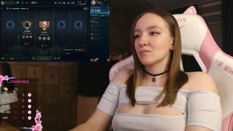 Snapshot of moonlish_siren chatting on October 13, 9:39 pm Katrin online show from October 13, 9:39 pm