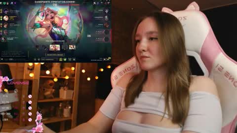 Snapshot of moonlish_siren chatting on October 26, 8:19 pm Katrin online show from October 26, 8:19 pm