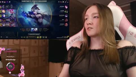 Snapshot of moonlish_siren chatting on October 7, 9:22 pm Katrin online show from October 7, 9:22 pm