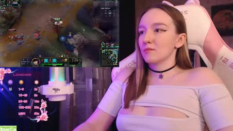 Snapshot of moonlish_siren chatting on February 15, 8:01 pm Katrin online show from February 15, 8:01 pm