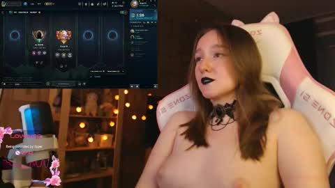 Snapshot of moonlish_siren chatting on October 31, 7:03 pm Katrin online show from October 31, 7:03 pm