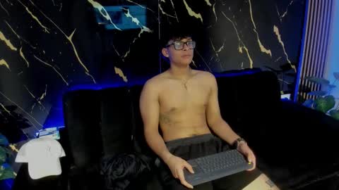 yisuz online show from March 17, 7:30 pm