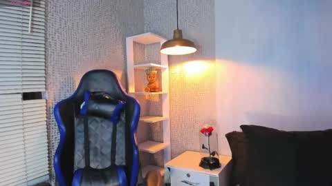 mxli_divine_ online show from June 1, 3:02 pm