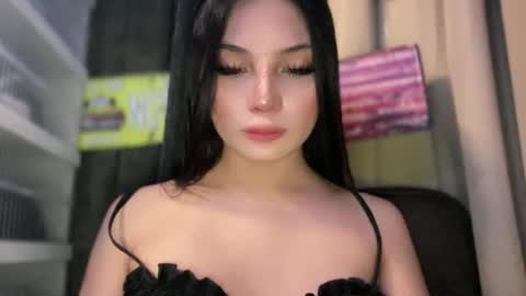 UR GIRL NEXTDOOR online show from April 27, 9:40 am
