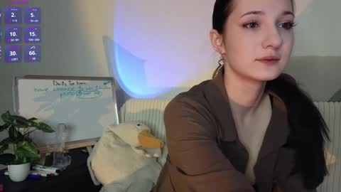 Mia online show from December 3, 5:35 pm