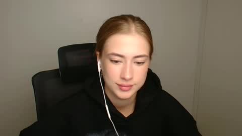 Snapshot of mysticemeli chatting on October 18, 11:14 am Emelie online show from October 18, 11:14 am