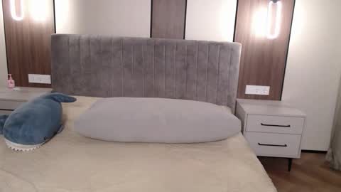 mysticsirenn online show from March 5, 8:45 am