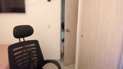 independent model online show from January 11, 11:11 pm