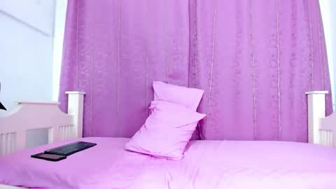 nahomy_smiith_ online show from October 31, 9:04 pm