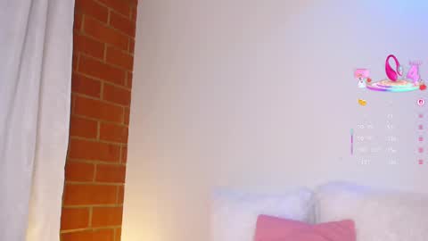 Snapshot of naomi_wong chatting on March 5, 11:05 pm Guys the page has lately failed. If you see me disconnected thats why.   online show from March 5, 11:05 pm