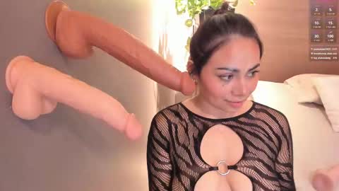 Snapshot of naomymonroe_ chatting on February 27, 12:57 am Naomy online show from February 27, 12:57 am