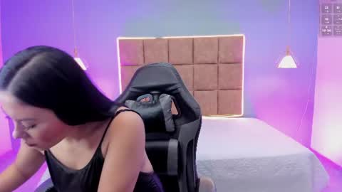 natalia_saenzz_ online show from August 3, 12:00 pm