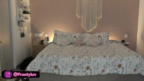 anatalybee online show from July 18, 12:12 am