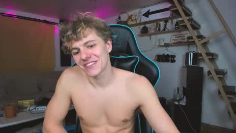 Snapshot of naughty_nik43 chatting on February 23, 4:35 pm Nik online show from February 23, 4:35 pm