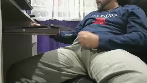 Snapshot of naughtydesicock chatting on December 17, 11:27 pm sakhtlaundaz online show from December 17, 11:27 pm