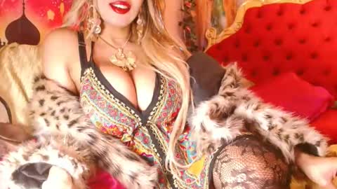 nefertari8 online show from June 11, 3:15 am