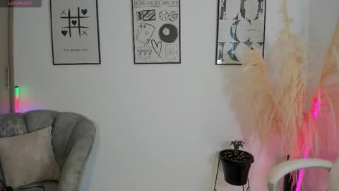 Nia online show from November 19, 1:21 pm