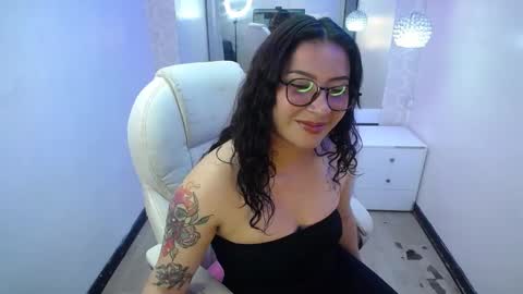 nicolee_8 online show from September 17, 1:53 am