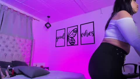 nicolee millerr online show from April 28, 12:31 pm