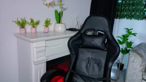 nicoleirisxxx online show from February 24, 6:16 am