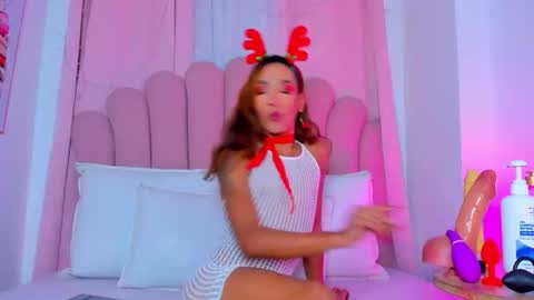 nicolemadrird online show from December 18, 7:31 pm