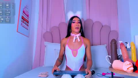 nicolemadrird online show from April 30, 5:40 pm