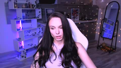 Nicole online show from May 30, 7:45 pm