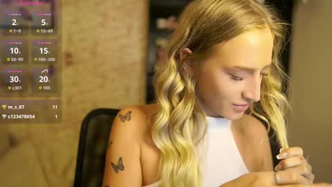 Snapshot of nicolette__shea_ chatting on October 18, 8:40 am nicolette__shea_ online show from October 18, 8:40 am
