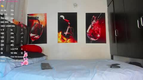 nicolle_hanks1 online show from May 14, 1:59 am