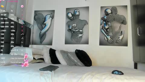 nicolle_hanks1 online show from December 14, 3:17 am