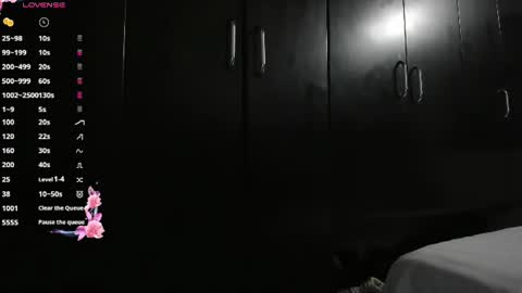nicolle_hanks1 online show from July 28, 7:39 pm